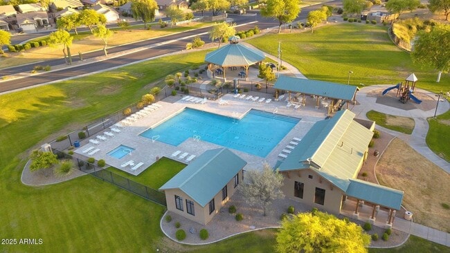 Building Photo - 906 E Pasture Canyon Dr