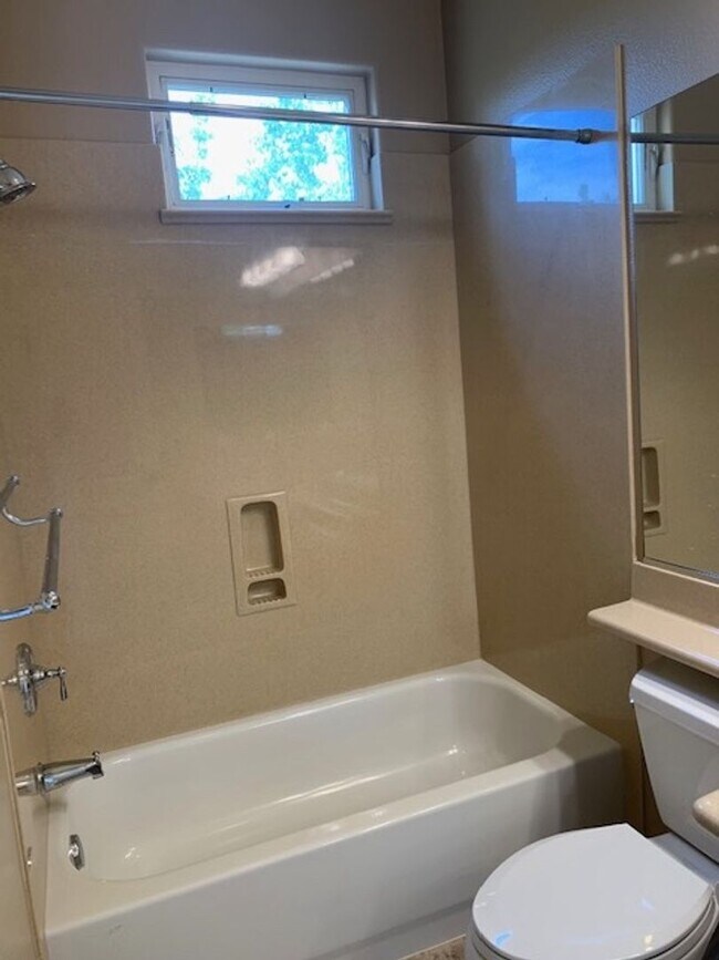 Building Photo - GORGEOUS MODERN 3BR 3BA TOWNHOUSE IN BEAUT...