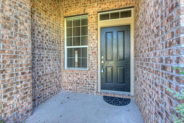 Building Photo - Classic Single Story Home In Beautiful Hil...