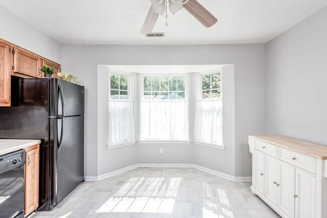 Building Photo - Live Comfortably in Williamsburg! Spacious...