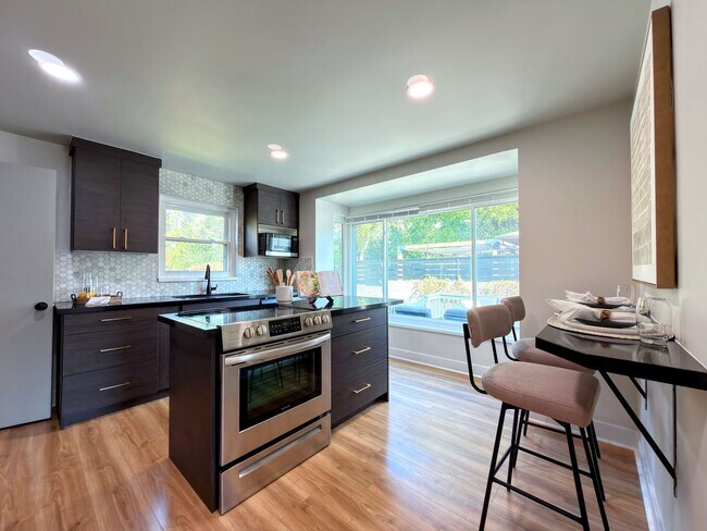 Building Photo - 1023 E Millbert Ave