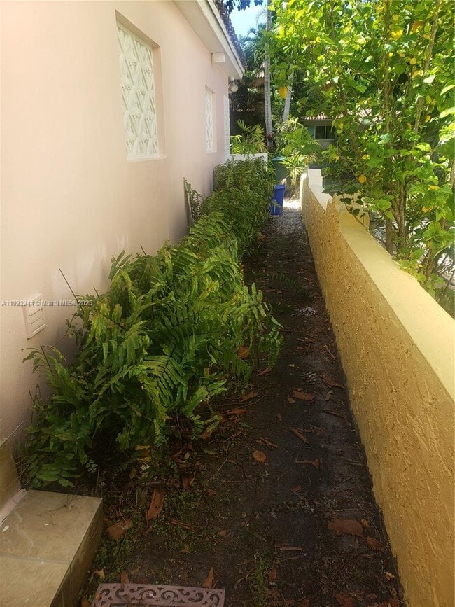 Building Photo - 809 Almeria Ave