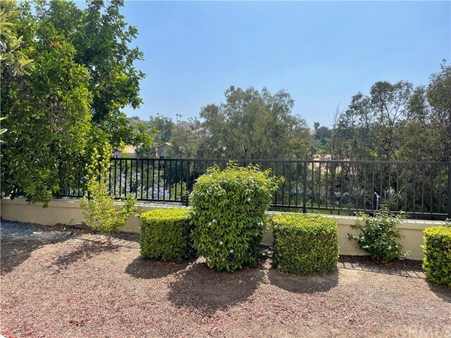 Building Photo - 24 Amarante