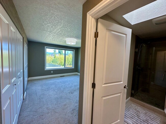 Building Photo - 2710 Lakeridge Ln