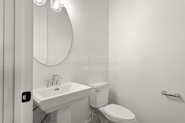 Building Photo - 550 S Grandview Ave