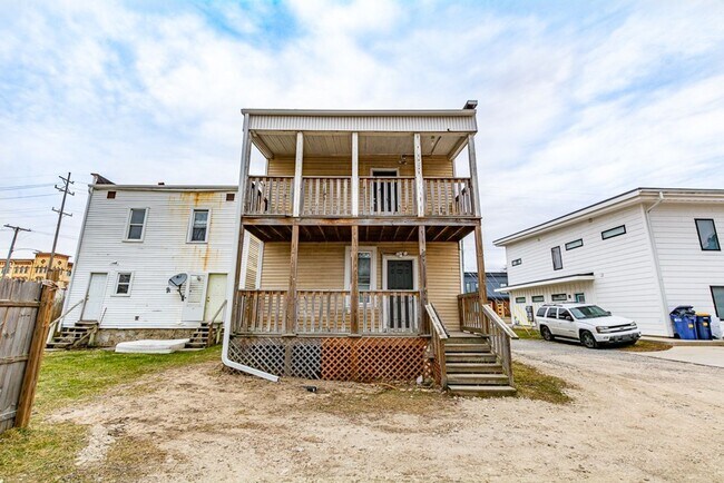 Building Photo - Bright Upper Two Bedroom Unit! Recently Remodeled!