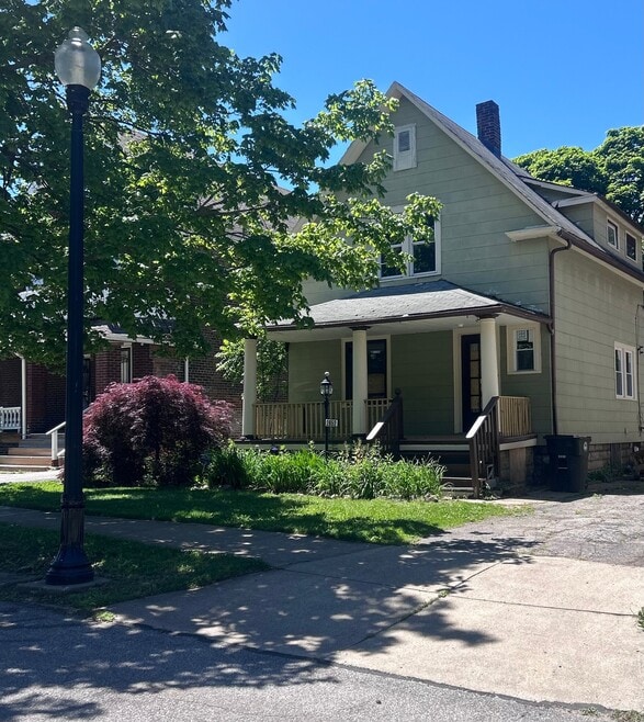 Building Photo - 2652 E 115th St
