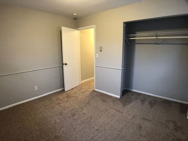 Building Photo - Great Bridgman Duplex