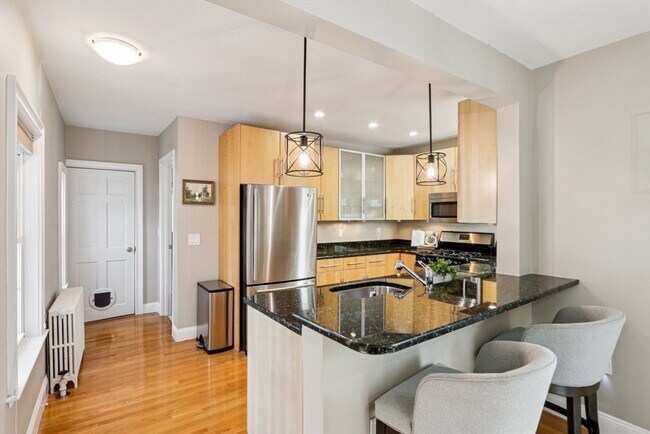 Building Photo - 39 Forest St