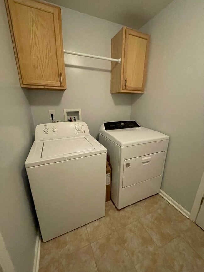 Building Photo - Gorgeous Three Bedroom Single-Family Home