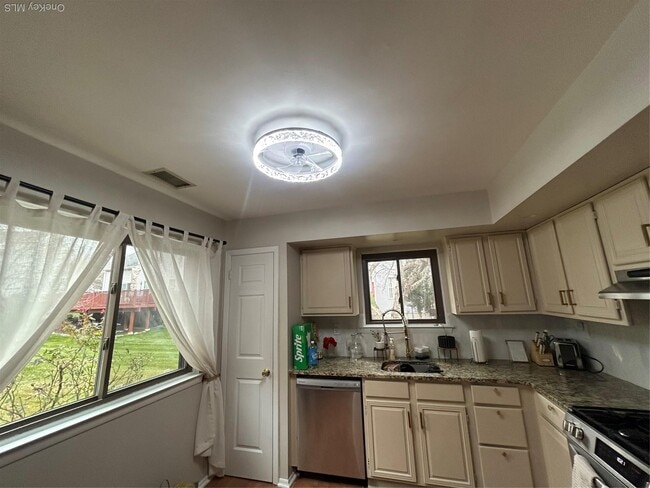 Building Photo - 36 Sycamore Ct