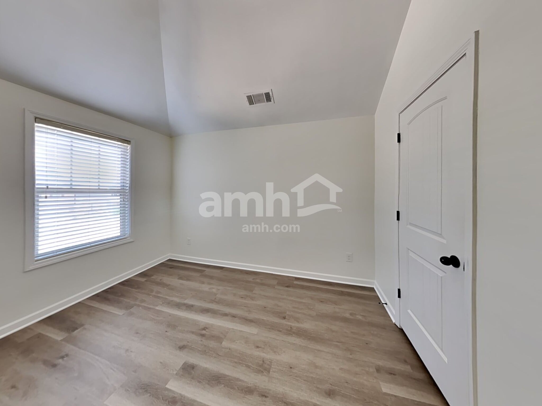 Building Photo - 1078 Hartwell Rd