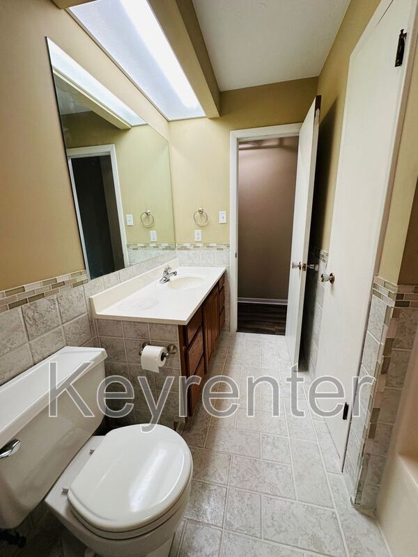 Building Photo - 918 W Forest Blvd