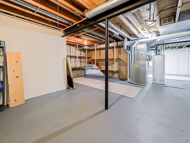 Building Photo - Welcome to this spacious single-family hom...