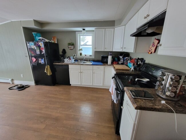 Building Photo - AVAILABLE JUNE - 3 Bed, 1 Bath Updated Home!