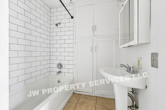Building Photo - 1611 Hesiod St