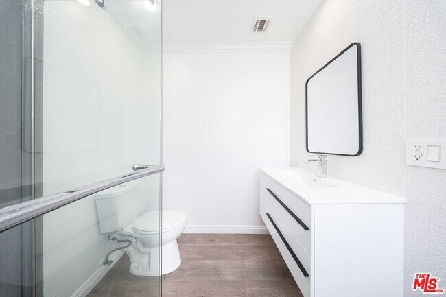 Building Photo - 8432 Glenoaks Blvd