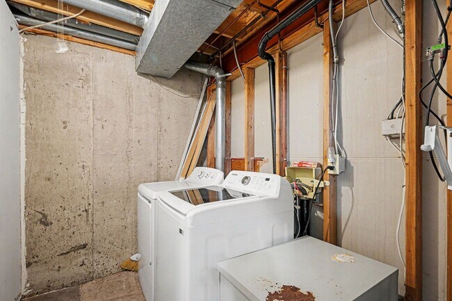 Building Photo - Beautiful Littleton Townhome | 2 Bed + 3 Bath | Nearly 2,000 Sq Ft | Prime Location