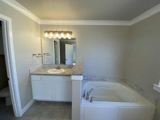 Building Photo - Wonderful 4 Bedroom 2 Bathroom in Bell Farms!