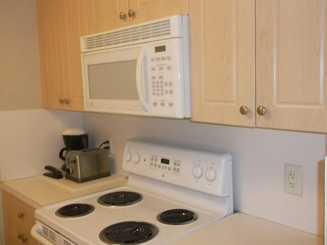 Building Photo - 770 SE 2nd Ave