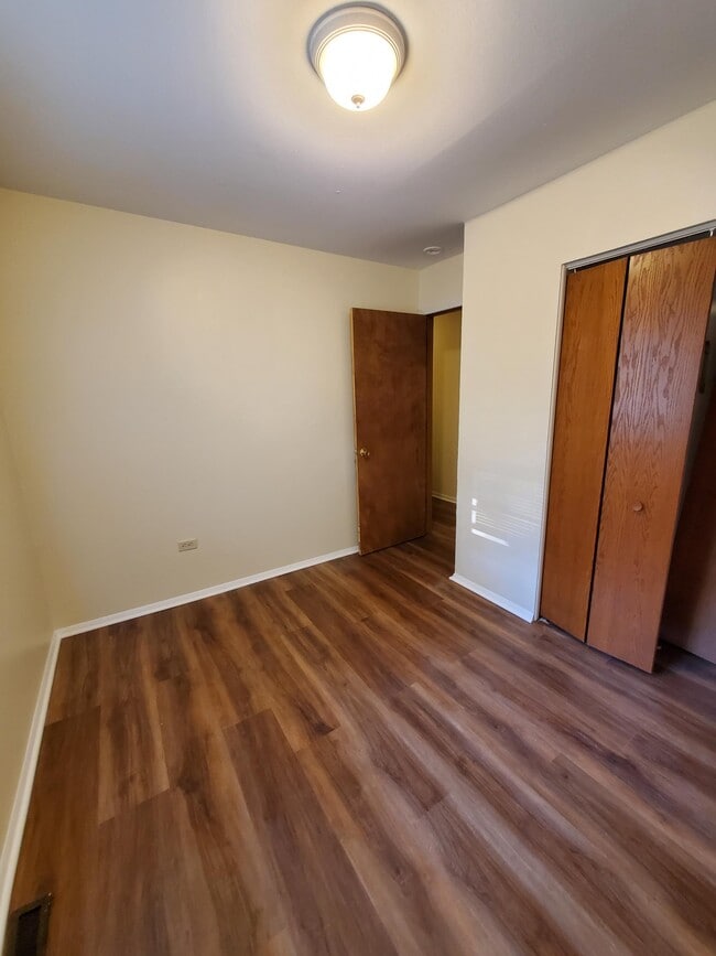 Building Photo - 209 E Pineview Dr