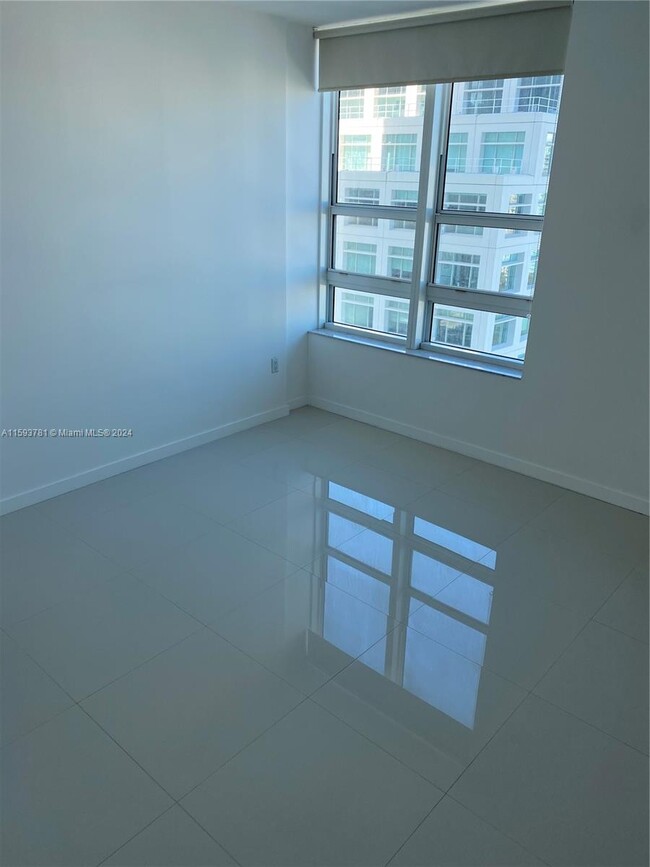 Building Photo - 950 Brickell Bay Dr