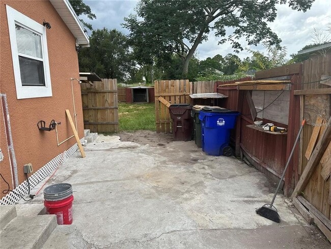 Building Photo - 850 E 19th St