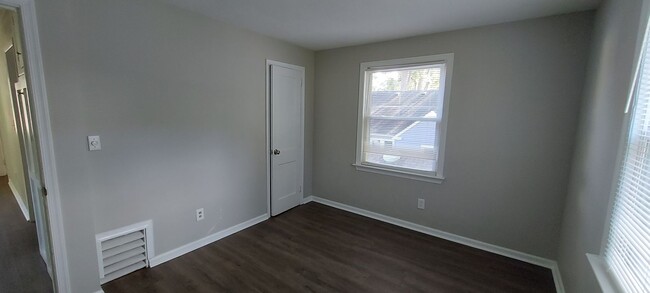 Building Photo - Cute upstairs unit in Duplex