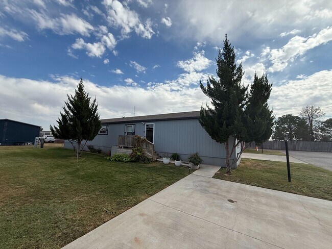 Building Photo - 1320 N Fairgrounds Rd