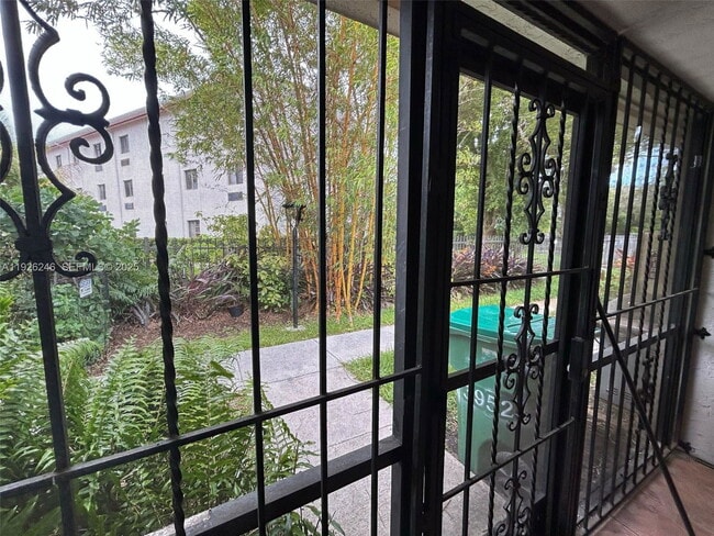 Building Photo - 13952 NE 4th Ave