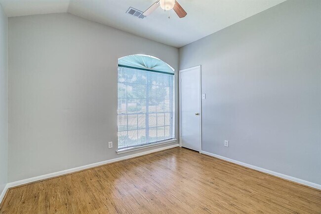 Building Photo - 4826 Linden Pl