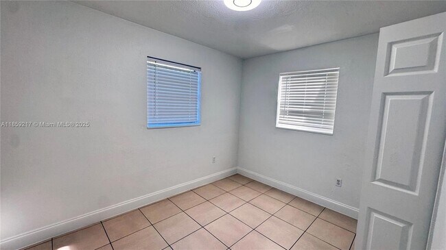Building Photo - 1400 N 70th Way
