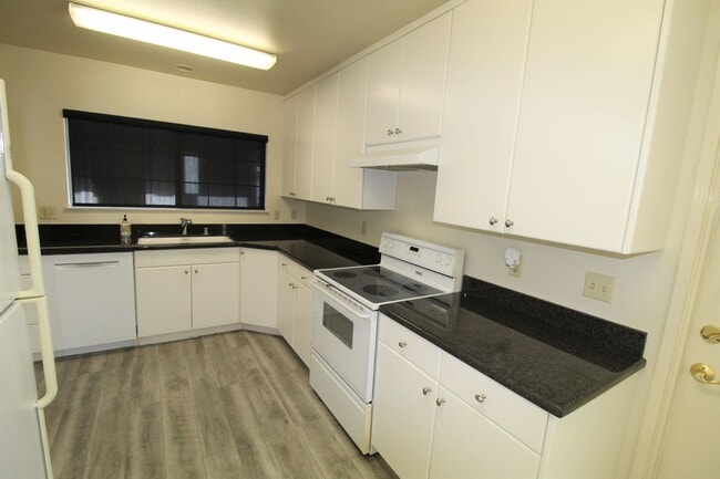 Building Photo - Quaint Home in Desirable Midtown Neighborhood!
