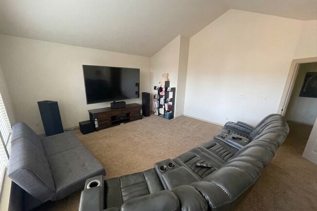 Building Photo - Spacious Single Family Home