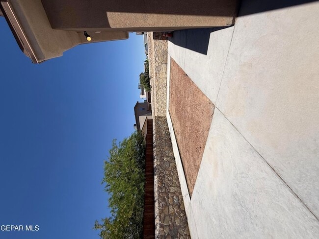 Building Photo - 3873 Loma Dante