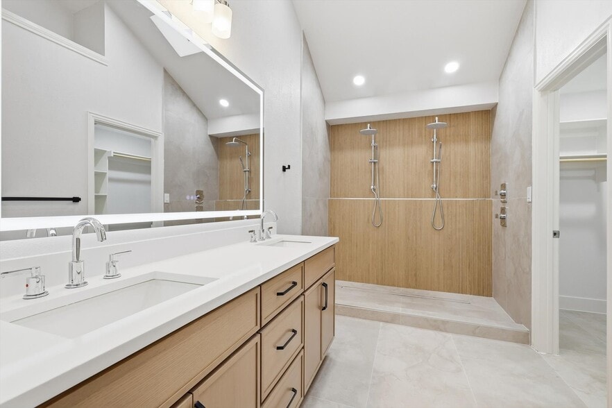 double showerheads + handheld in primary - 4813 Via Ventura