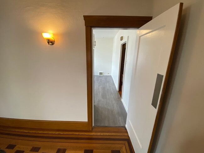 Building Photo - Epic REA - Spacious Light-filled Corner House 4BD/ 2BA