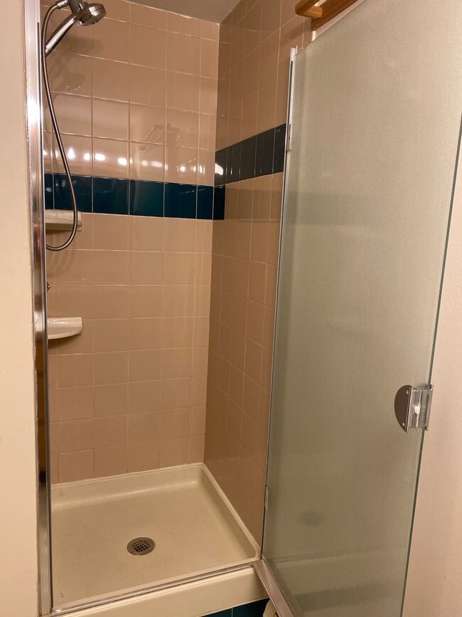 Building Photo - one bedroom Apartment