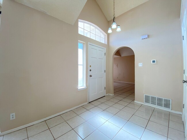 Building Photo - Northeast El Paso 4 bed with Refrig A/C