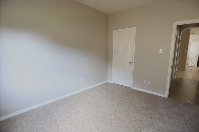 Building Photo - 5547 Linden Rose Ln