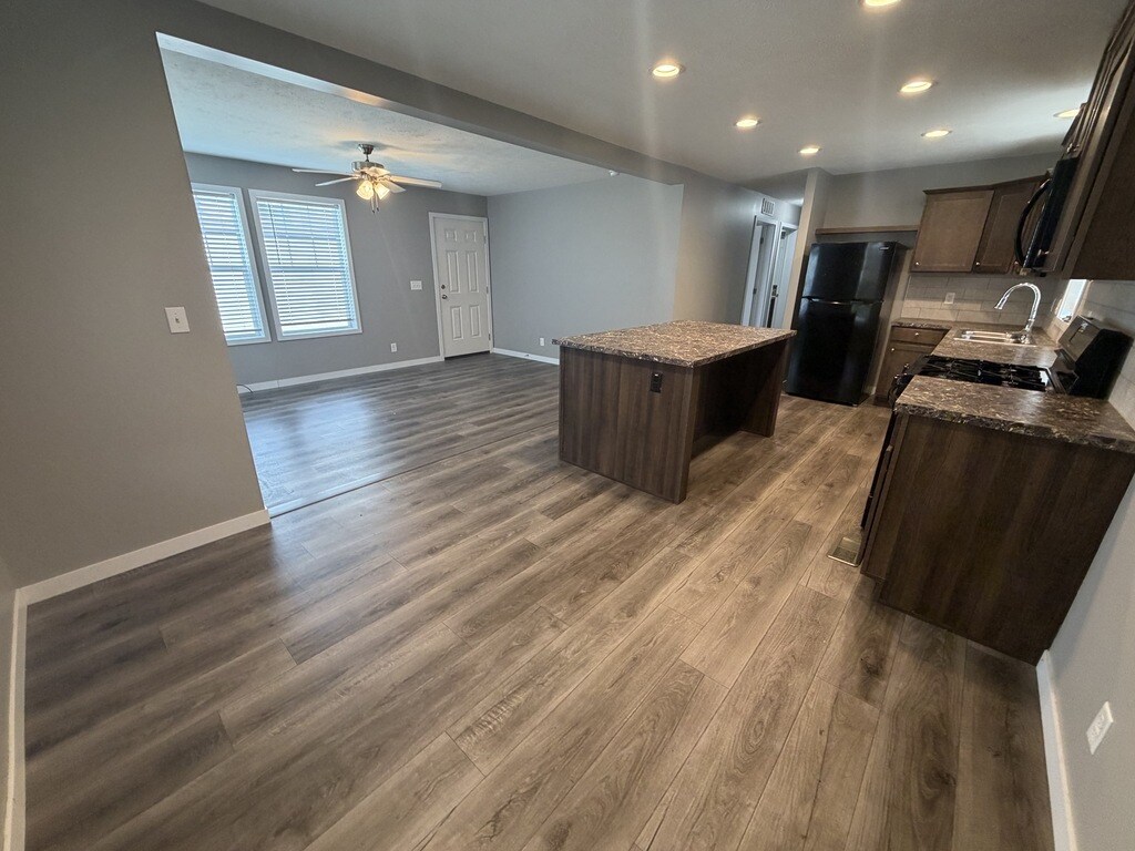 Building Photo - 15385 Dominique Dr