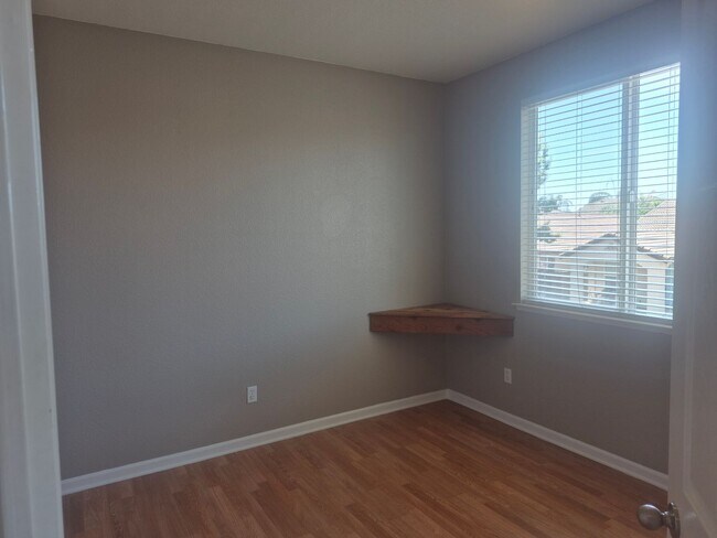 Building Photo - Beautiful 4 Bedroom 2.5 Bath with loft