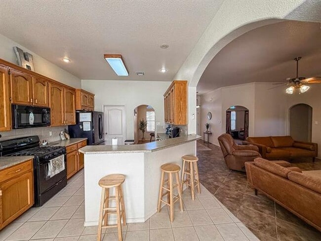 Building Photo - 3 Bedroom 2 bath