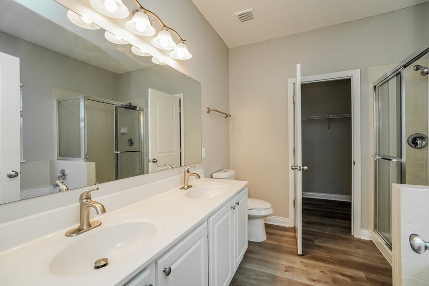 Building Photo - 200 Lamplight Ct