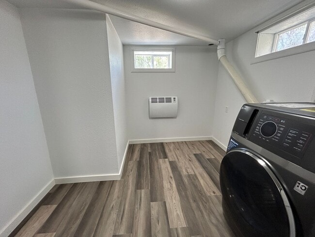 Building Photo - 3 Bedroom 1 Bath Beautiful House with Fenced Yard & Garage