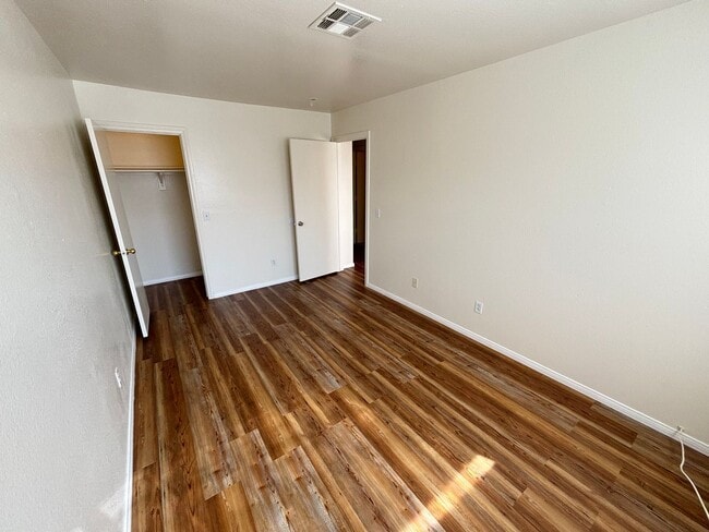 Building Photo - Beautiful 3Bed/3Bath Townhome w/ Garage lo...