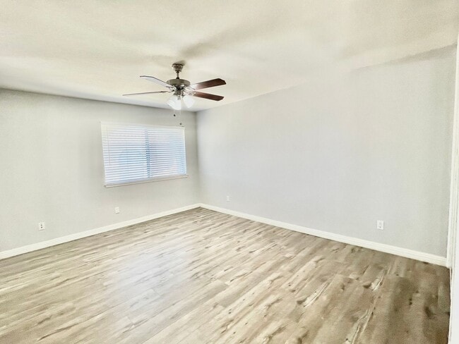 Building Photo - Charming 2 Bedroom 1.5 Bathroom Townhome w...