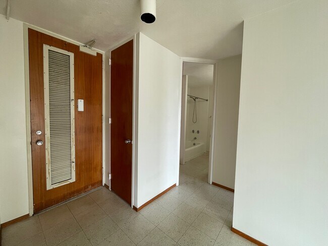 Building Photo - 1515 Nuuanu Ave