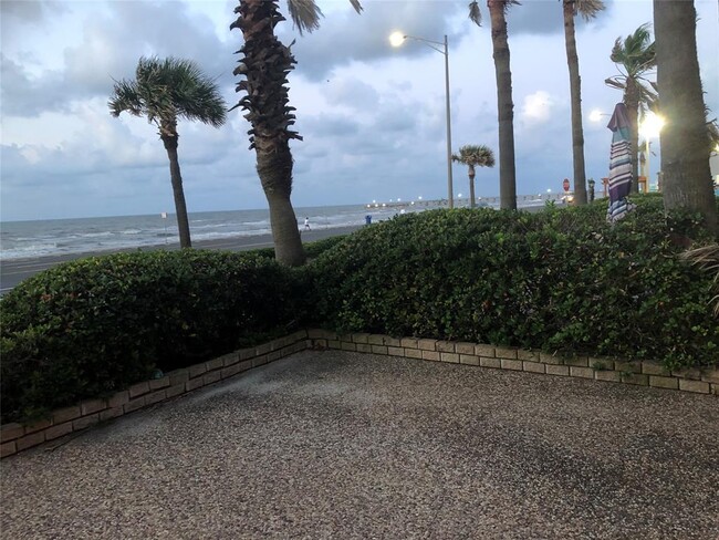 Building Photo - 8416 Seawall Blvd