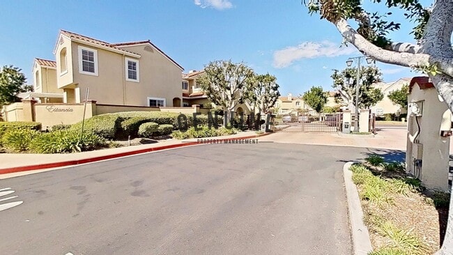 Building Photo - Dual Master Two Bedroom Townhouse in Gated...